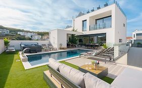 Paradise Villa, Luxury Villa Near The Beach